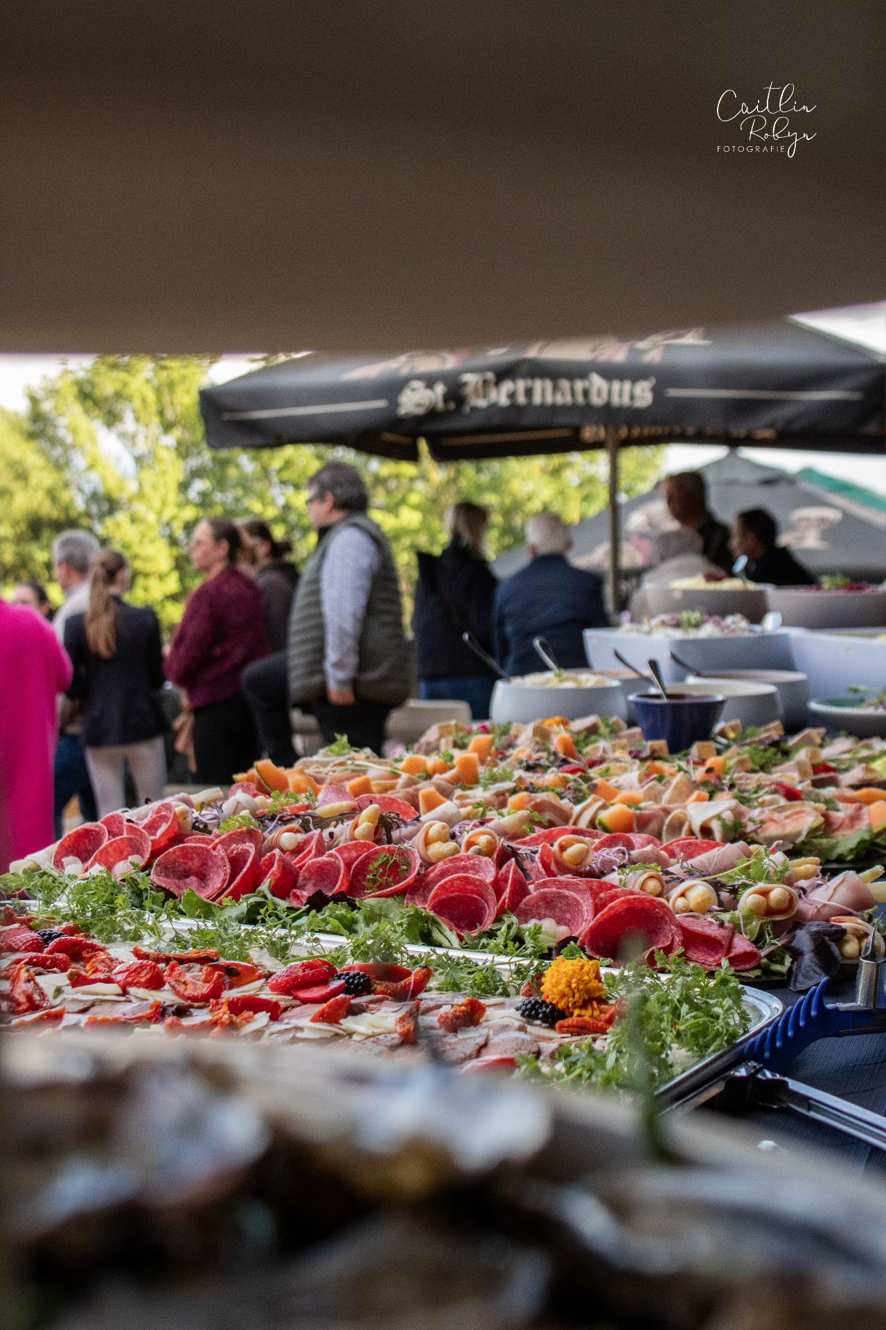 Sfeerfoto van een feest met catering door Delicatessen Devos